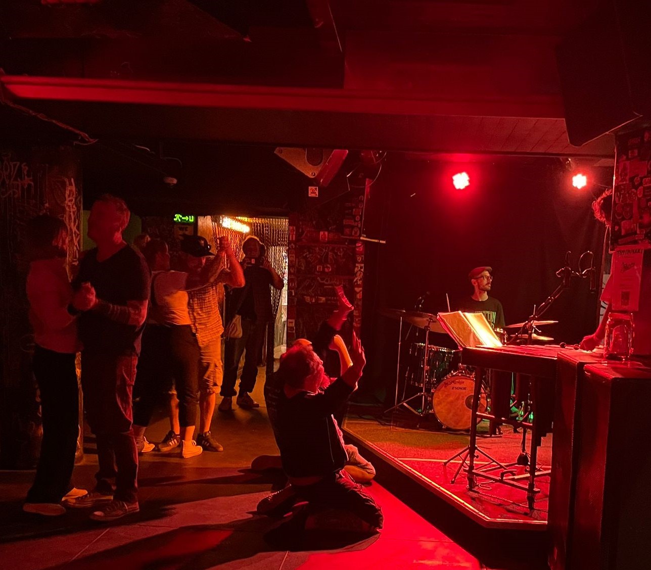 The Jazzholes live – yleisö tanssii